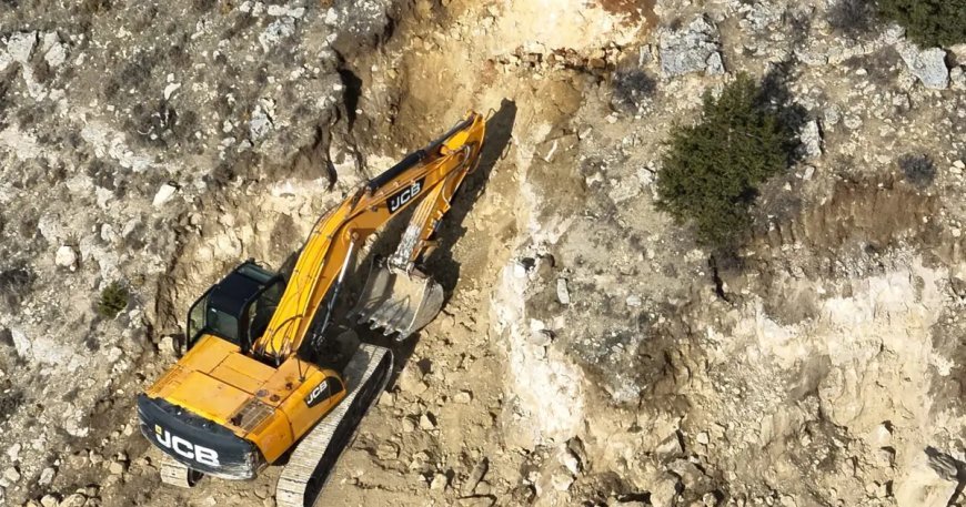 Defineciler kazma küreği attı. Artık iş makinesiyle de kaçak kazı yapıyorlar