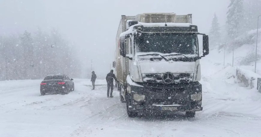 Kar yolları kesti. Yüzlerce köy yolu kapandı