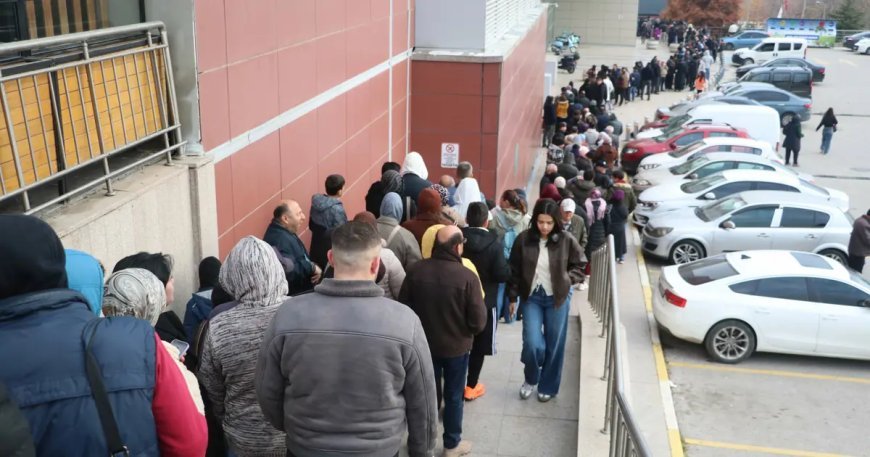 Playstation ve cep telefonunda indirim haberini alan koştu. Metrelerce uzunlukta 9 saat beklediler