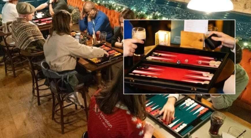 SON DAKİKA HABERLER: Türkiye'de hep yaygındı, Londra'da 'süper popüler' hale geldi! Dua Lipa'dan Beckham'a herkes tavla oynuyor