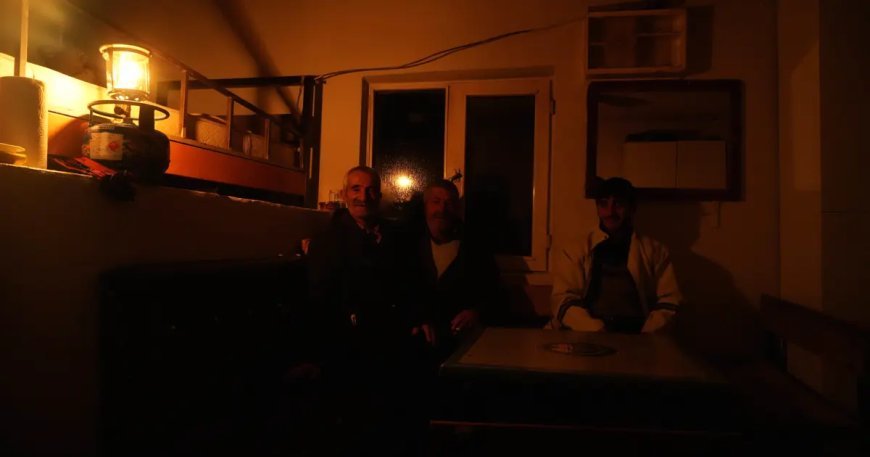 Kar elektrik hatlarına hasar verdi. Onlarca köy ve mezra karanlıkta kaldı