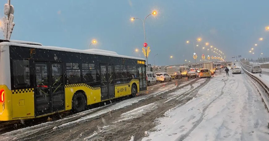 İzlanda soğuğu dondurdu! Sıcaklık -25'e kadar düştü, kar yolları kapadı