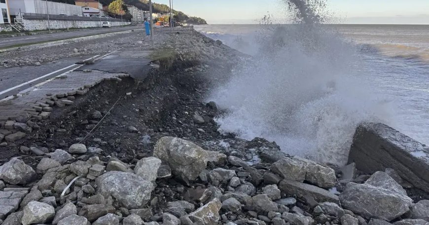 Karadeniz'i fırtına vurdu. Rüzgarın hızı 103 kilometreye ulaştı, Samsun'da üç tekne battı