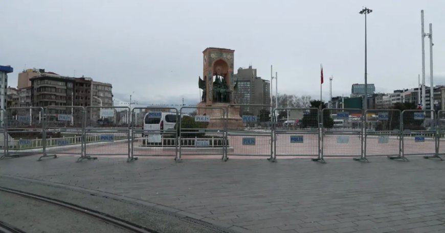 Taksim Meydanı'nda yılbaşı hazırlıkları. Demir bariyerler getirildi, yollar kapatıldı