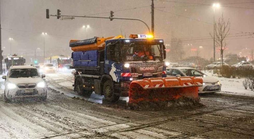 Avrupa'da kar esareti! Yüzlerce araç yolda kaldı