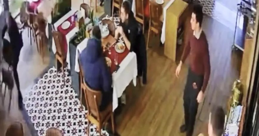 Sanatçı Cahit Berkay'ın kullandığı otomobil restorana girdi. Garson yaralandı