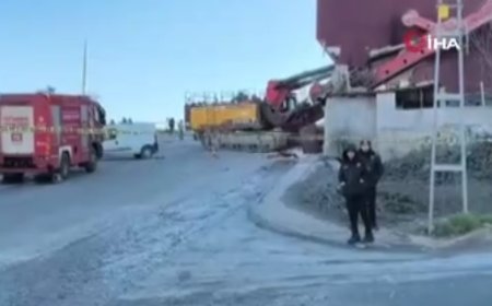 Başakşehir'de vinç binaya çarptı. Yaralılar var