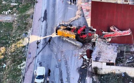 Başakşehir'de yokuştan kayan TIR binaya çarptı