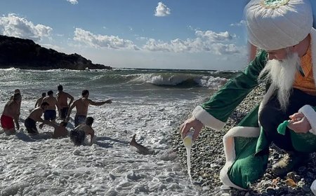 Rüzgâr ve dalgalara rağmen her yıl yapıyorlar. "Tutarsa yoğurt, tutmazsa tuzlu ayran olur"