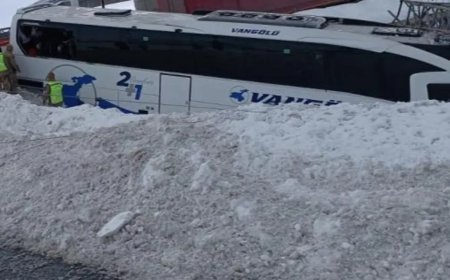 Van'da yolcu otobüsü kaza yaptı. Yaralılar var