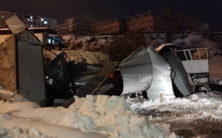 Yoğun kar yağışı nedeniyle iş yerinin çatısı çöktü