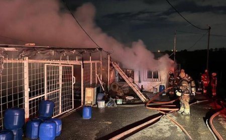 Sultangazi'de iki iş yeri yandı