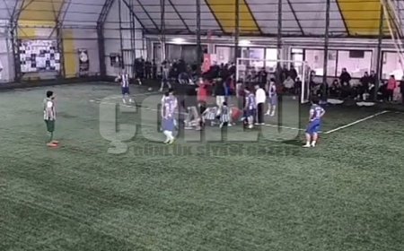 Sahada yürekler ağza geldi: Futbolcunun dili boğazına kaçtı, hakem saniyelerle kurtardı