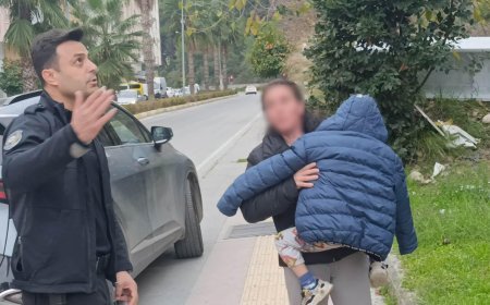 Küçük yaştaki çocuğu evde tek başına bıraktı! Balkondan gelen ses ekipleri alarma geçirdi