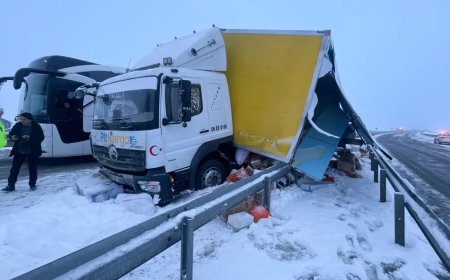 Kars'ta yolcu otobüsünün kamyona çarptığı kazada 9 kişi yaralandı
