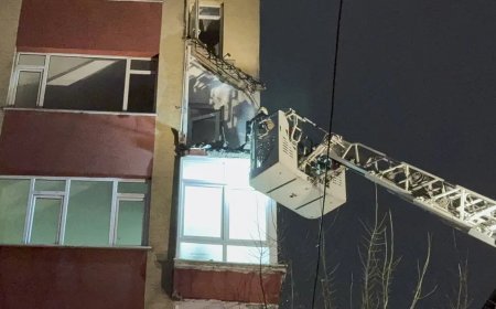 Gece yarısı kabus gibi anlar. 2 balkon kendiliğinden çöktü