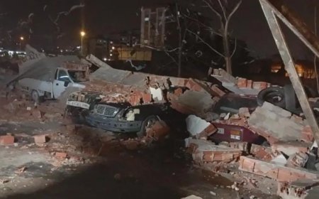 Bursa'da lodos duvarı devirdi, altında kalan 10 araç hurdaya döndü