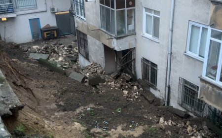 Edirne'de sağanak yağış nedeniyle bir apartmanın istinat duvarı çöktü