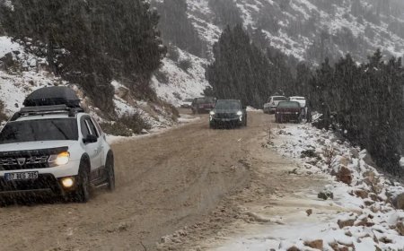 Kaş'ta kar sürprizi: Kar görmek isteyenler yolu kilitledi