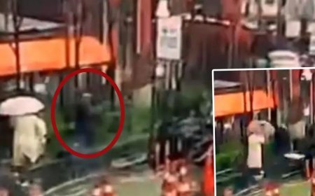 Beyoğlu'nda feci olay: Şehir plancısı üzerine kaldırımda tabela düştü, yaşam mücadelesi veriyor