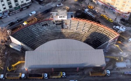 AMFİ TİYATRO YIKILIYOR