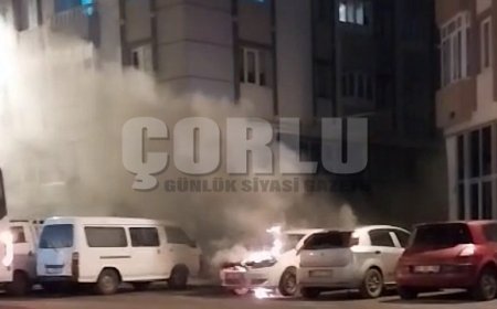 Çorlu'da park halindeki otomobile alev alev yandı