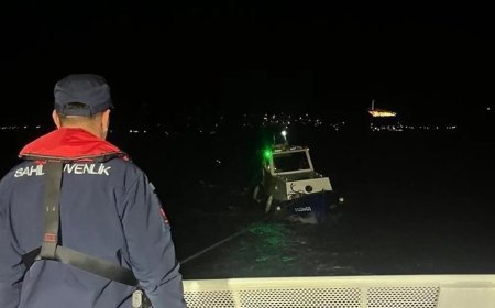 Çanakkale Boğazı'nda tekne sürüklendi. Üç kişi kurtarıldı