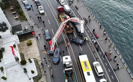 Üsküdar’da TIR'ın üzerindeki ekskavatör tabelayyı yıktı: 7 araç zarar gördü