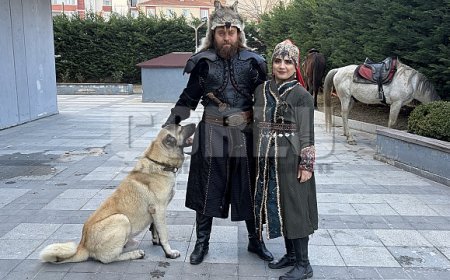 Atlarla geldiler: Film kostümüyle masal gibi nikah