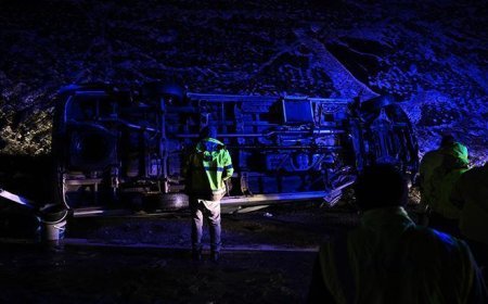 Kuzey Çevre Otoyolu'nda servis minibüsü devrildi, 11 kişi yaralandı