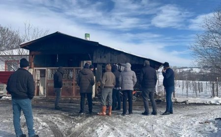 Alevlere teslim olan minibüsünü izlerken kalbine yenik düştü