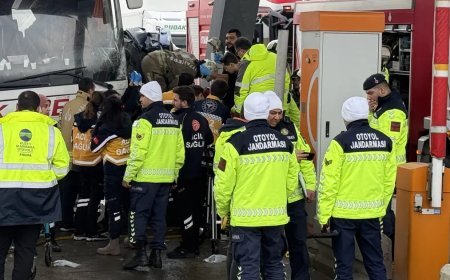 Silivri'de otomobil gişe ile otobüs arasına sıkıştı. Ölü ve yaralılar var