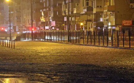 Antalya'da yollar göle döndü. Rögarlar taşıp araçlar mahsur kaldı