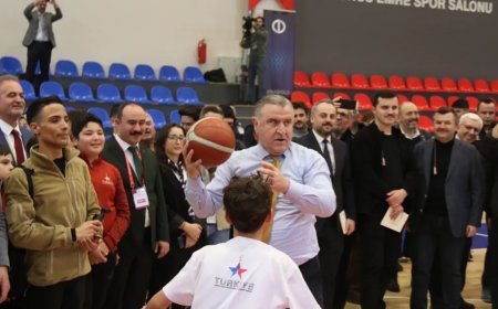 Bakan Bak gençlerle beraber maç yaptı. Performansıyla dikkat çekti