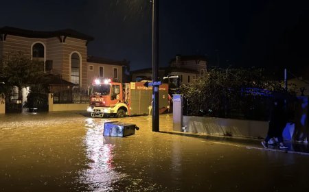 Antalya'da fırtına ve hortum. Dereler taştı, çatılar uçtu, seralar zarar gördü