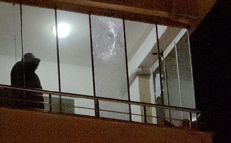 5'inci kattaki dairenin balkonuna yorgun mermi isabet etti