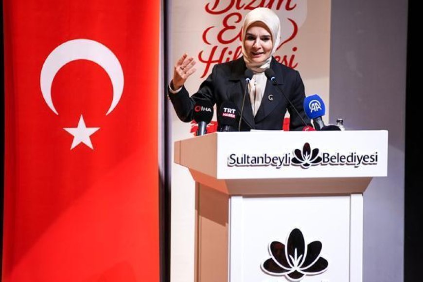 Bakan Göktaş, 'Bizim Evin Hikayesi' tiyatro oyununun gala gösterimine katıldı