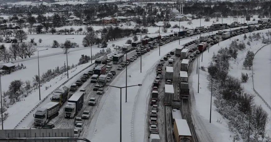 Ankara ve İstanbul yönüne trafik durdu. Kilometrelerce araç kuyruğu var