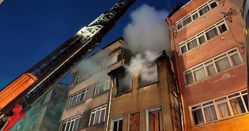 Kadıköy'de metruk binada yangın. Pencereden atlayan kişi ağır yaralı
