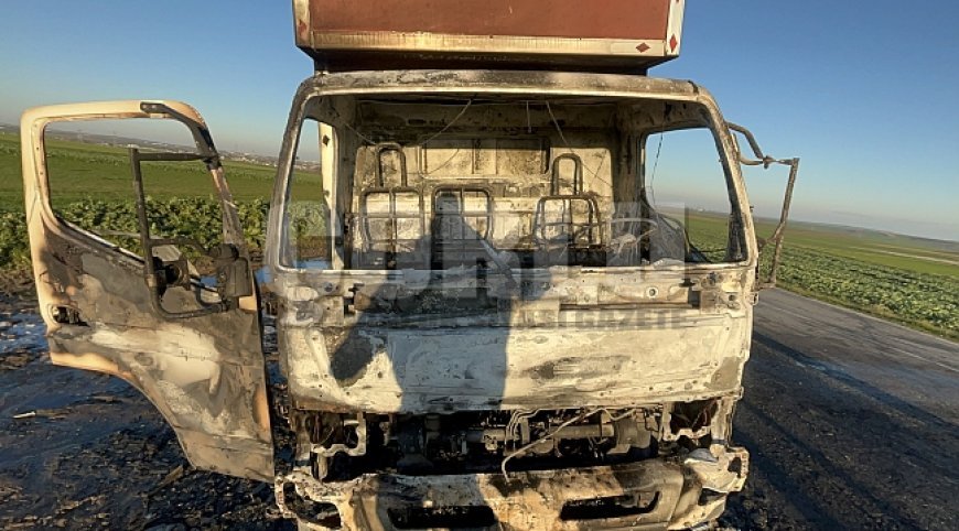Çorlu'da yanan kamyonet demir yığınına döndü