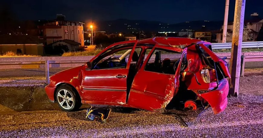 Otomobil elektrik direğine çarptı, baba ile oğlu yaşamını yitirdi