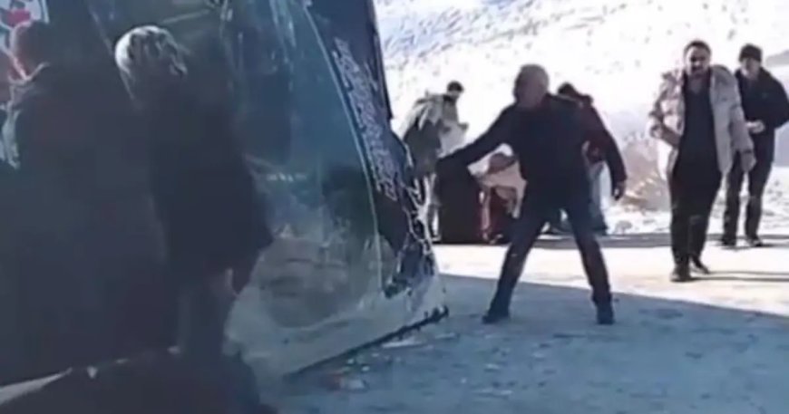 Kars'ta yolcu otobüsü devrildi. Yaralılar var