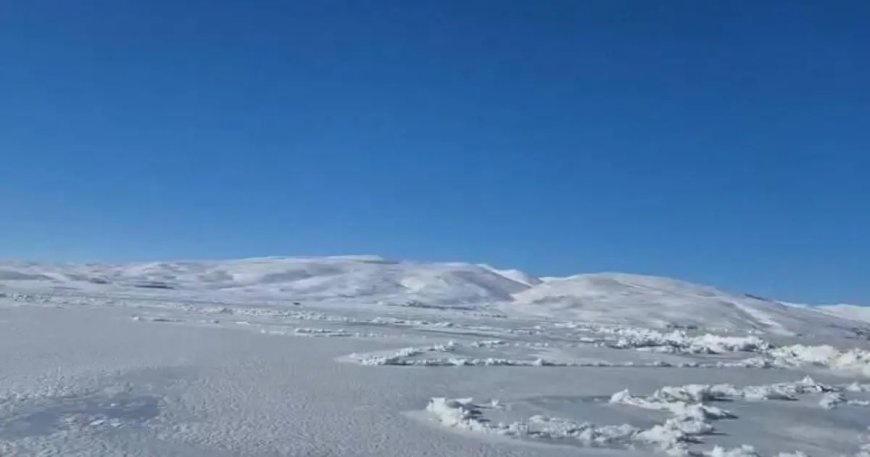 Eksi 30 dereceyle Çıldır Gölü'nün tamamı buz tuttu