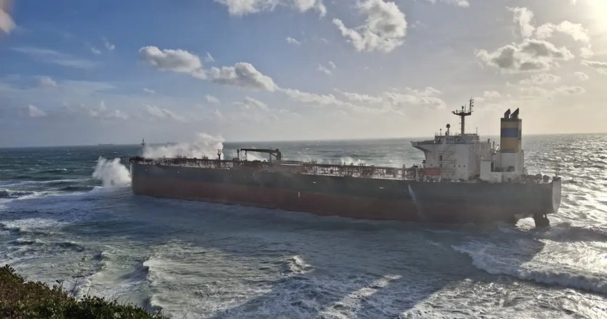 Bozcaada'da petrol tankeri fırtına nedeniyle karaya oturdu