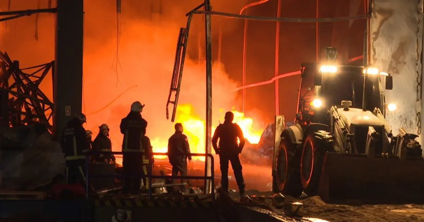 Alanya'da klima deposu alevlere teslim oldu