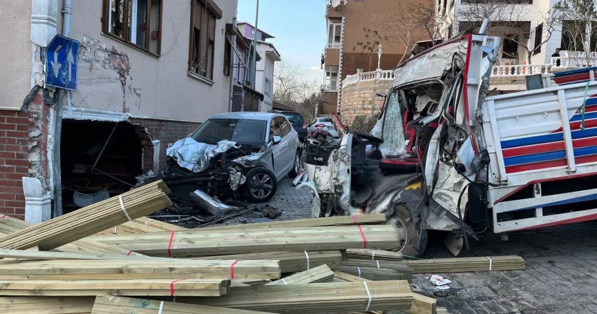 Beykoz'da feci kaza. Kamyon dükkana daldı, 2 kişi hayatını kaybetti