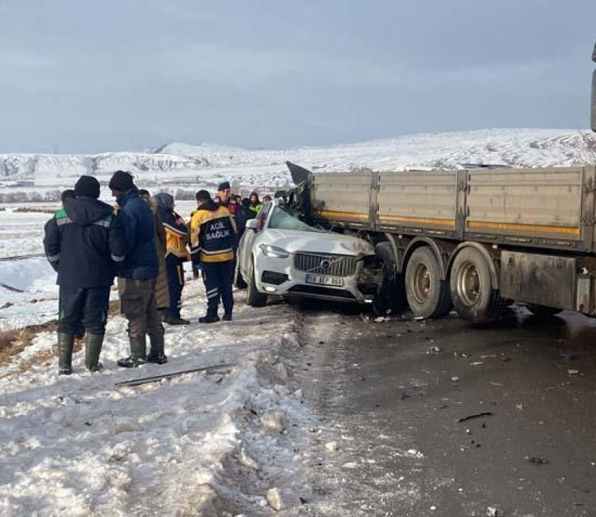 Sivas'ta üç aracın karıştığı trafik kazası: 1 kişi öldü, 2 kişi yaralandı