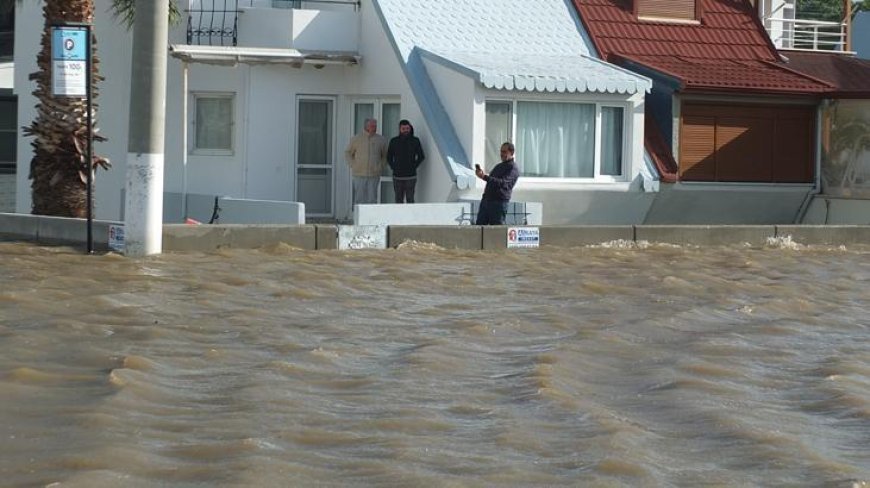 Venedik değil Balıkesir! Deniz taştı, yazlıklar sulara gömüldü