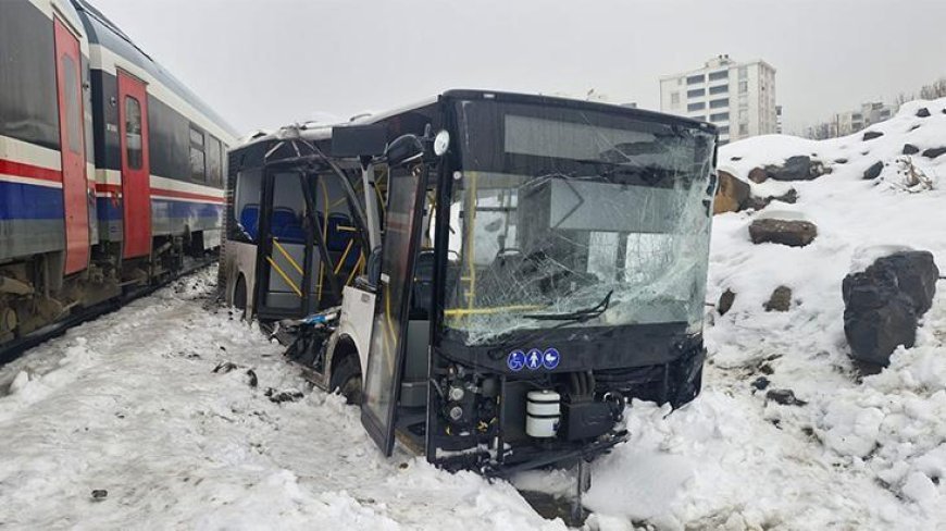 Yolcu treni, hemzemin geçitte belediye otobüsüne çarptı