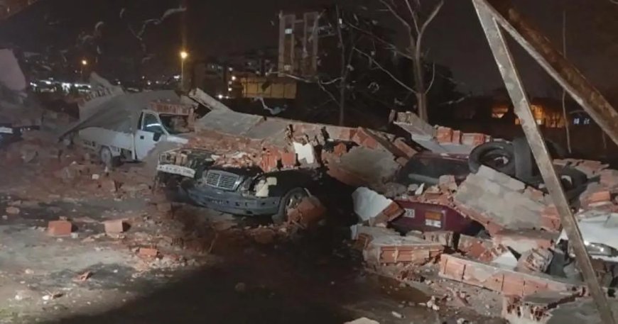 Bursa'da lodos duvarı devirdi, altında kalan 10 araç hurdaya döndü